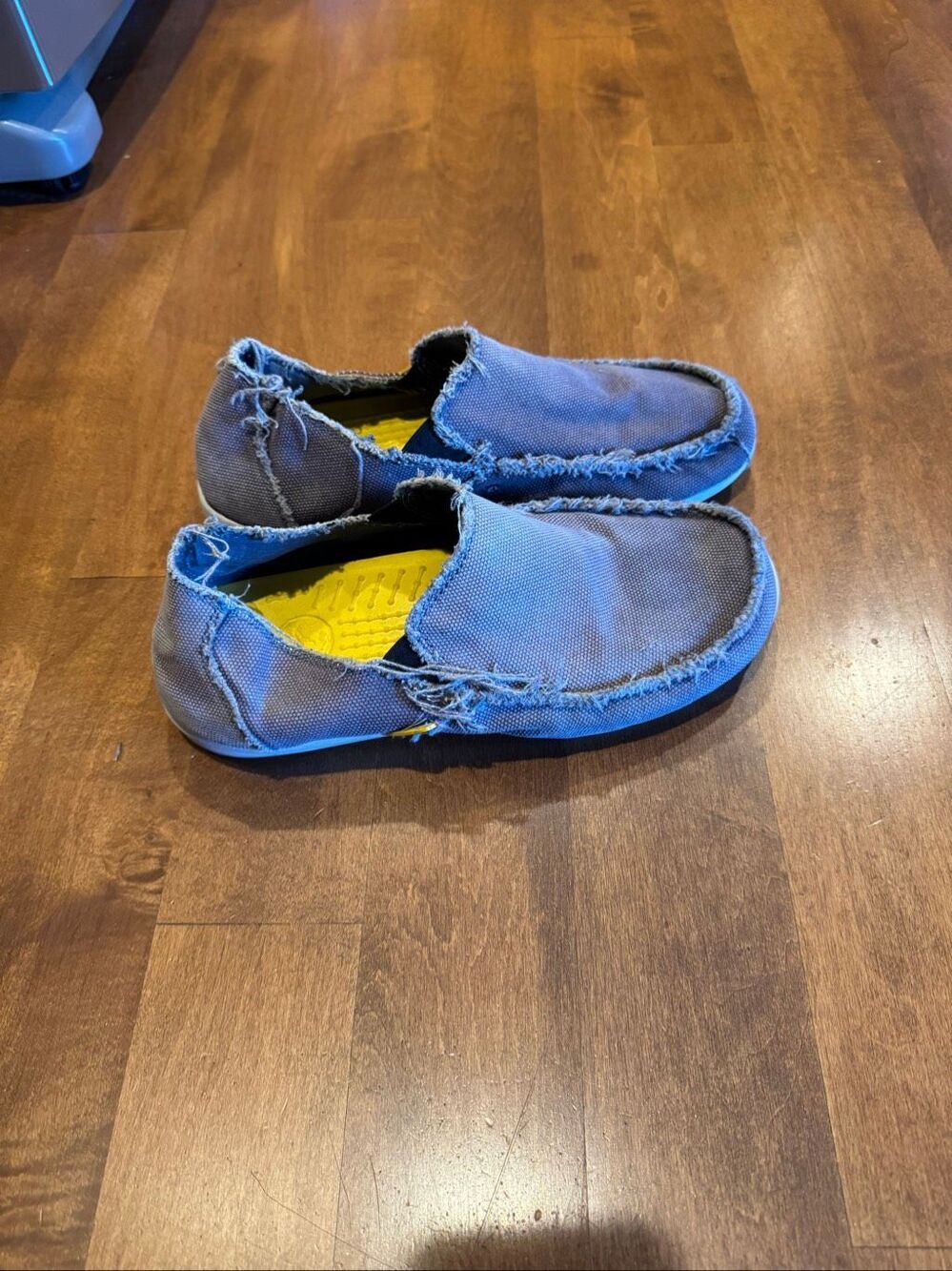 Crocs Santa Cruz Men’s Size 10 Gray Canvas Slip On Loafers Frayed Casual Shoes